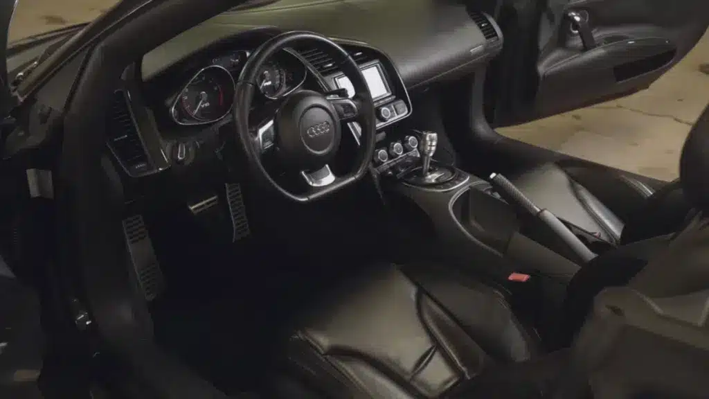 audi r8 abandonné interieur