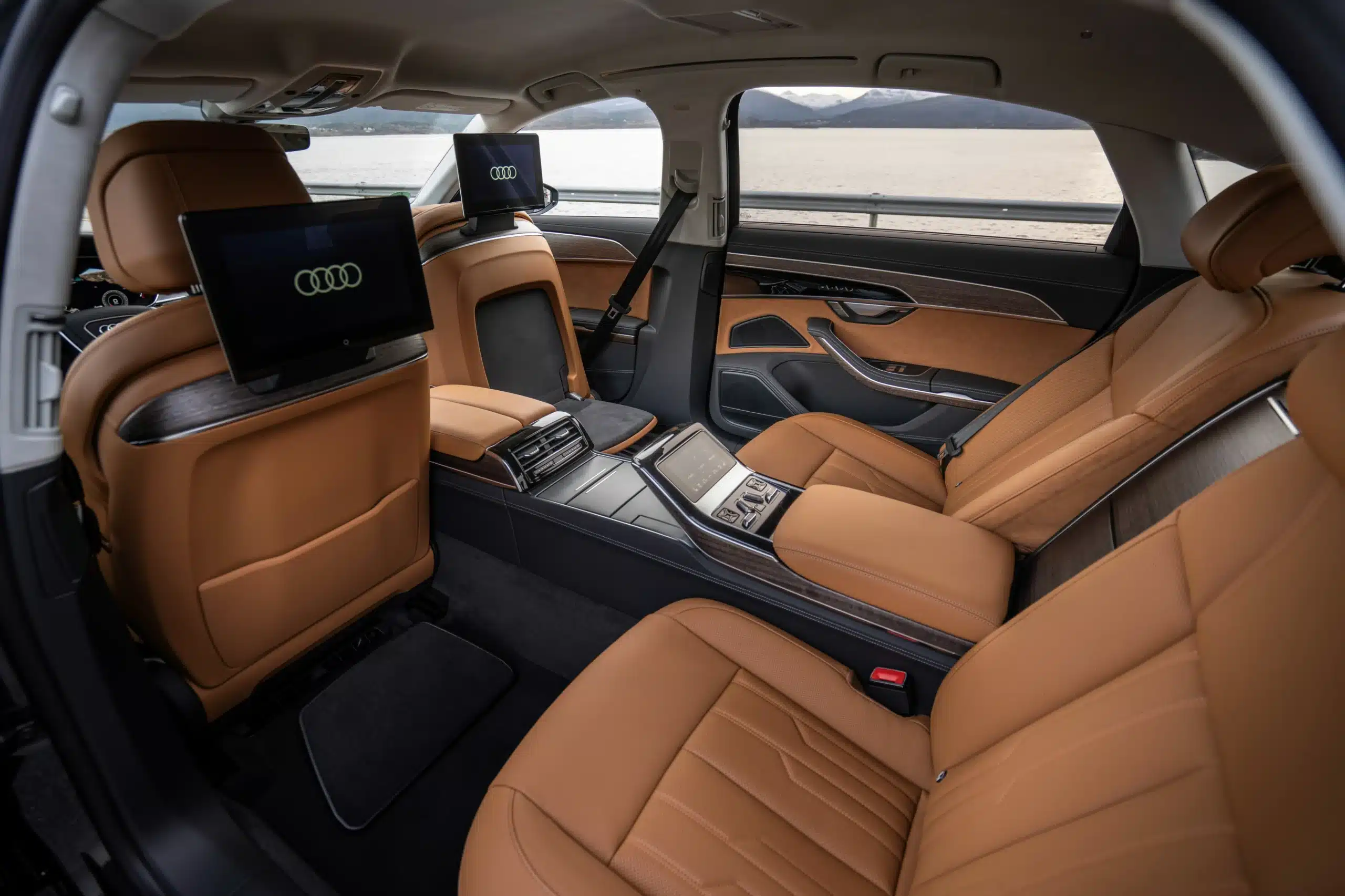 Une mobilité premium riche en émotions : l'habitacle de l'Audi A8 offre une expérience de grande qualité.