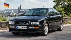 Audi S2 Coupé noire vue avant dans un paysage allemand