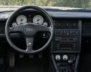 Intérieur réaliste Audi S2 Coupé avec volant sport et tableau de bord