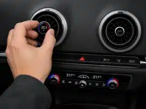 Commandes de climatisation et tableau de bord intérieur d’une Audi A3 avec aérateurs et réglage de température