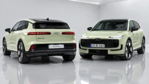 Audi A2 2026 en vert clair, vues avant et arrière dans un studio moderne